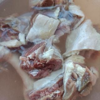芋头炖鹅腿的做法步骤：2