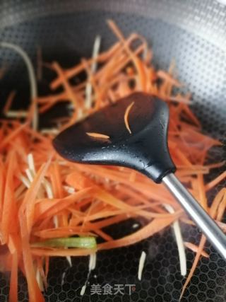 胡萝卜豆腐皮的做法步骤：3