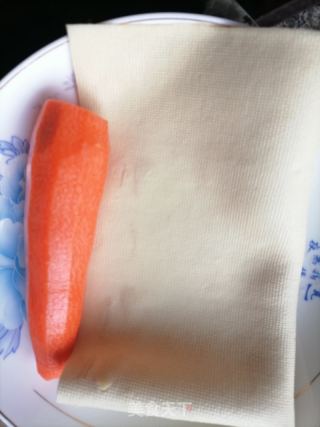 胡萝卜豆腐皮的做法步骤：1