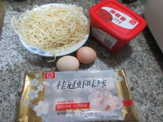 鸡蛋虾味球汤面的做法步骤：1