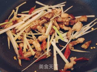 不坨不沾锅的包菜炒粉条，超级简单下饭的做法步骤：3
