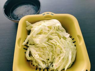 不坨不沾锅的包菜炒粉条，超级简单下饭的做法步骤：2