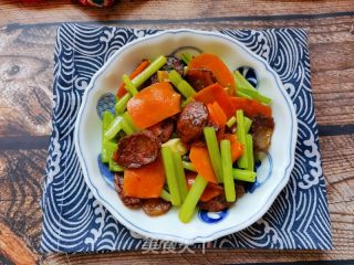 胡萝卜芹菜炒腊肠的做法步骤：13