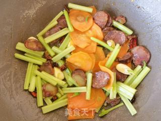 胡萝卜芹菜炒腊肠的做法步骤：9