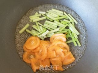胡萝卜芹菜炒腊肠的做法步骤：4