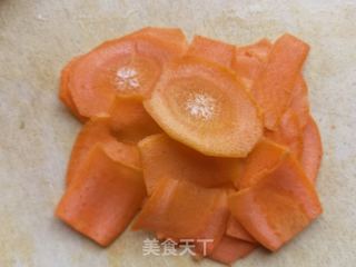 胡萝卜芹菜炒腊肠的做法步骤：2