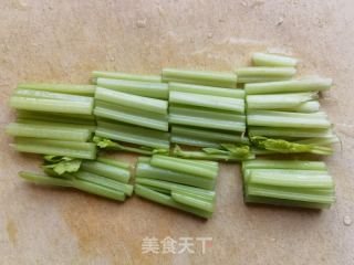 胡萝卜芹菜炒腊肠的做法步骤：1