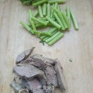 水炒鸡肝茼蒿的做法步骤：2