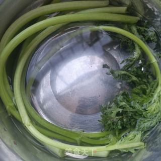 水炒鸡肝茼蒿的做法步骤：1