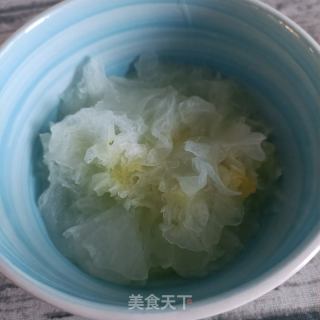荸荠香蕉银耳羹的做法步骤：1
