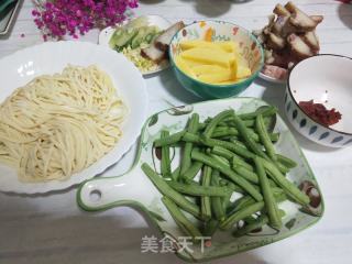 腊肉豆角焖面的做法步骤：1