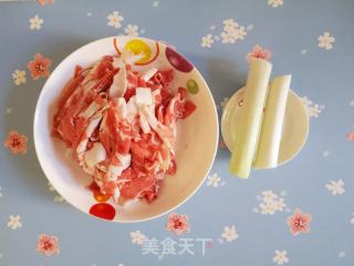 葱爆羊肉的做法步骤：1