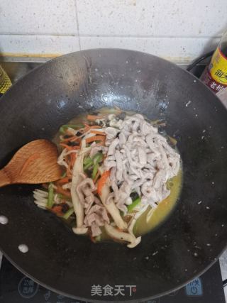 小炒海鲜菇的做法步骤：9