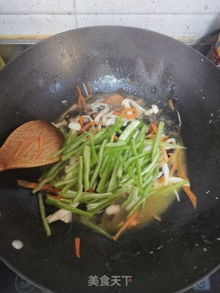小炒海鲜菇的做法步骤：8