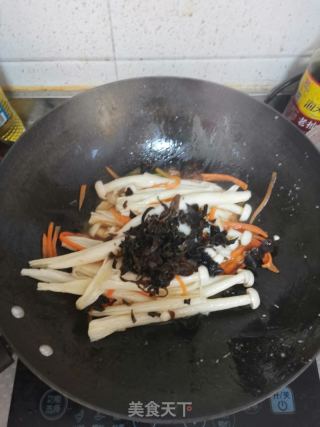 小炒海鲜菇的做法步骤：7