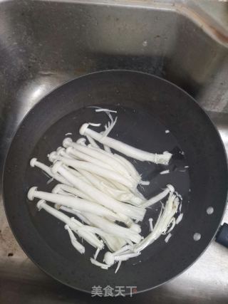 小炒海鲜菇的做法步骤：4