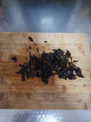 小炒海鲜菇的做法步骤：3