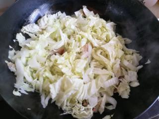 回锅肉炒白菜的做法步骤：5