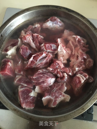 土豆胡萝卜焖牛肉的做法步骤：1