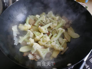 花菜炒回锅肉的做法步骤：7