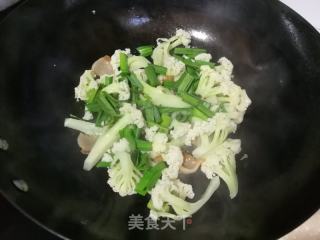 腊肉蒜苗炒花菜的做法步骤：6