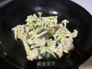 腊肉蒜苗炒花菜的做法步骤：5