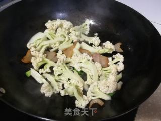 腊肉蒜苗炒花菜的做法步骤：4
