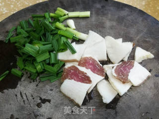 腊肉蒜苗炒花菜的做法步骤：2