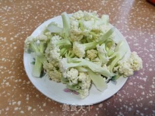 腊肉蒜苗炒花菜的做法步骤：1