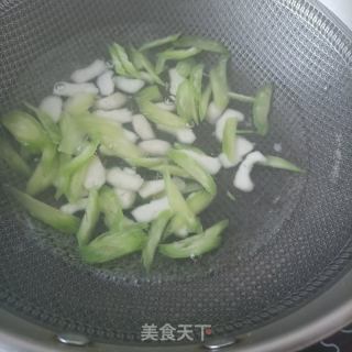 莴苣荸荠炒鸡肝的做法步骤：4