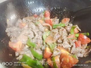 青椒西红柿炒牛肉的做法步骤：5