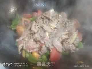 青椒西红柿炒牛肉的做法步骤：4