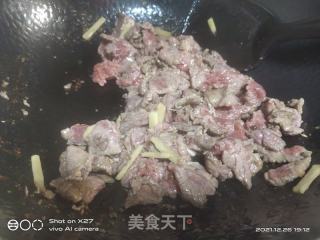 青椒西红柿炒牛肉的做法步骤：2
