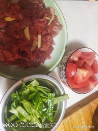 青椒西红柿炒牛肉的做法步骤：1
