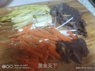 韭黄牛肉炒饭的做法步骤：1