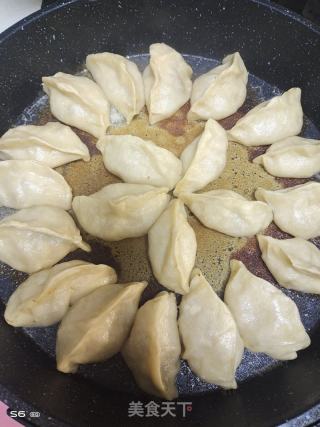 芹菜猪肉煎饺的做法步骤：15