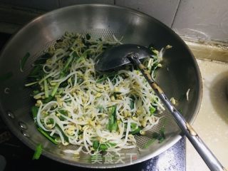 绿豆芽炒韭菜的做法步骤：7