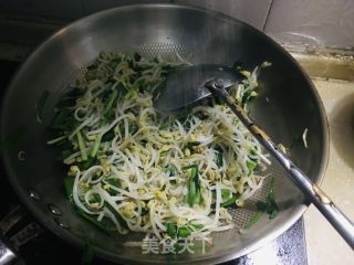 绿豆芽炒韭菜的做法步骤：6