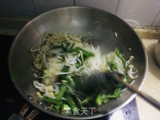绿豆芽炒韭菜的做法步骤：5