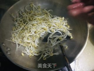 绿豆芽炒韭菜的做法步骤：4