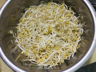 绿豆芽炒韭菜的做法步骤：1