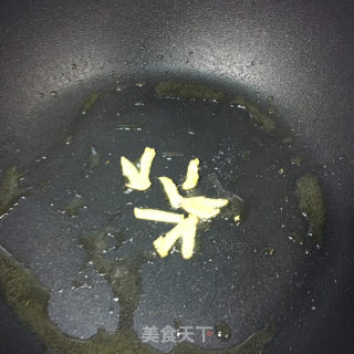 酸菜烧黄花鱼的做法步骤：3