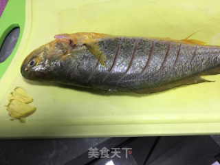 酸菜烧黄花鱼的做法步骤：1