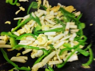 青椒白玉菇炒鸡蛋的做法步骤：12