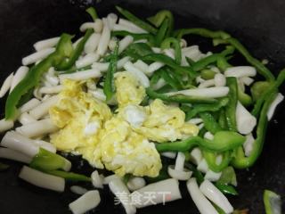 青椒白玉菇炒鸡蛋的做法步骤：9