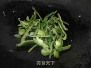 青椒白玉菇炒鸡蛋的做法步骤：7