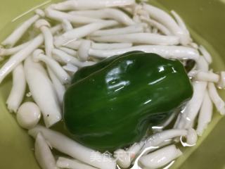 青椒白玉菇炒鸡蛋的做法步骤：1