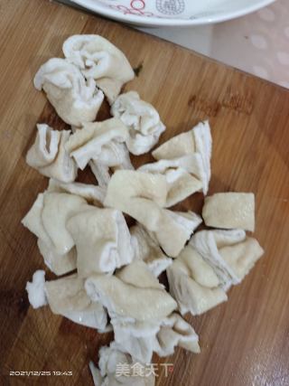 肥肠焖酸菜的做法步骤：1