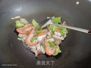海鲜大杂烩的做法步骤：8