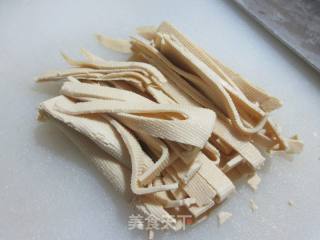 千张炒菠菜的做法步骤：2